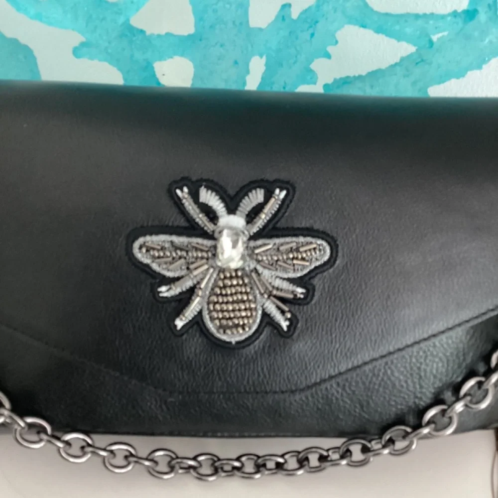 REDUCED HOUSE OF HARLOW 1960 BLACK LEATHER EMBELLISHED CRYSTAL BEE DECOR BAG - Picture 2 of 13
